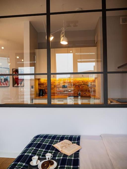 Chic Apartment In Historic Koneser Area Varşovia Exterior foto
