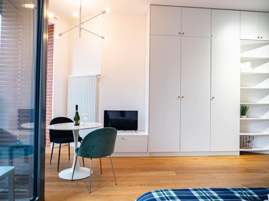 Chic Apartment In Historic Koneser Area Varşovia Exterior foto