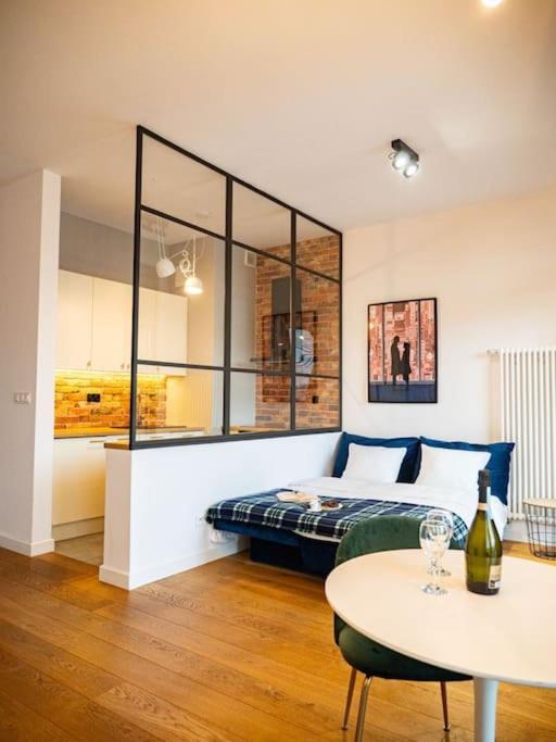 Chic Apartment In Historic Koneser Area Varşovia Exterior foto