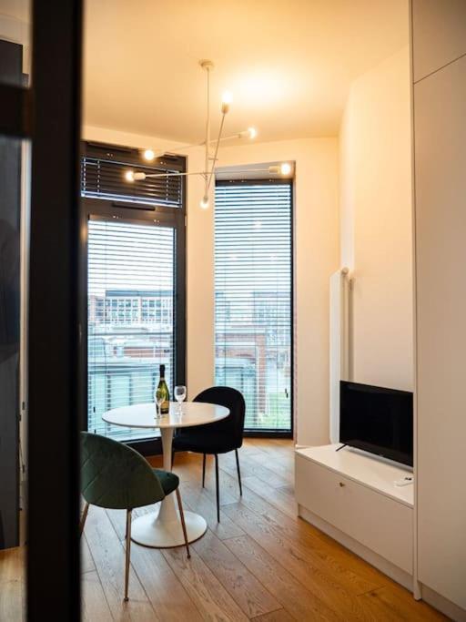 Chic Apartment In Historic Koneser Area Varşovia Exterior foto