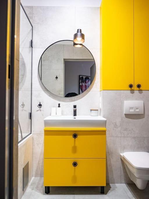 Chic Apartment In Historic Koneser Area Varşovia Exterior foto