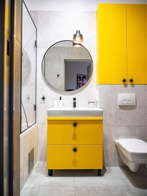Chic Apartment In Historic Koneser Area Varşovia Exterior foto