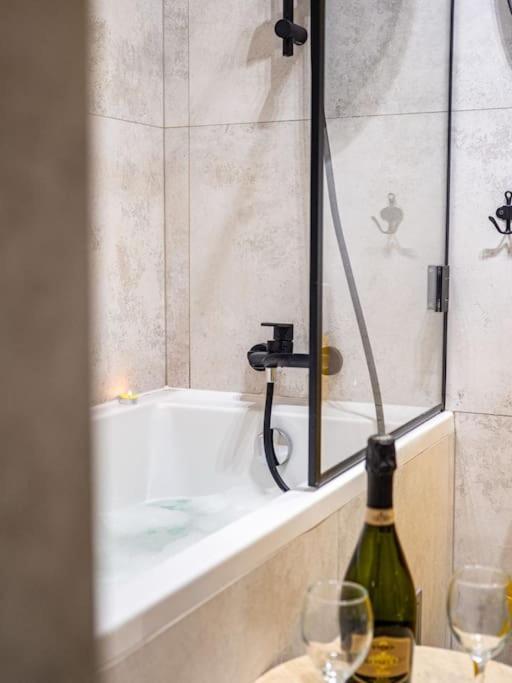 Chic Apartment In Historic Koneser Area Varşovia Exterior foto
