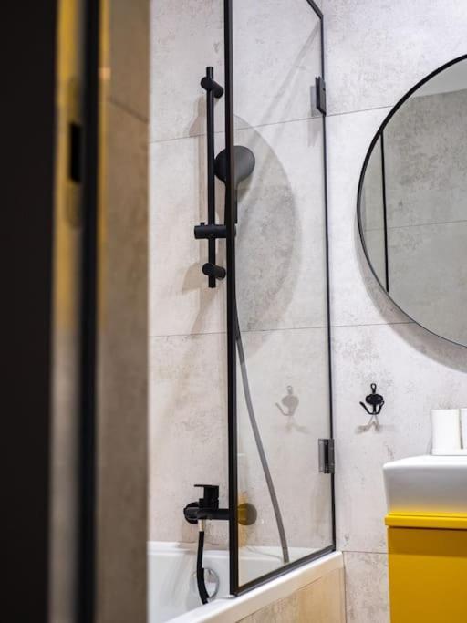 Chic Apartment In Historic Koneser Area Varşovia Exterior foto