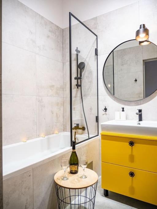Chic Apartment In Historic Koneser Area Varşovia Exterior foto