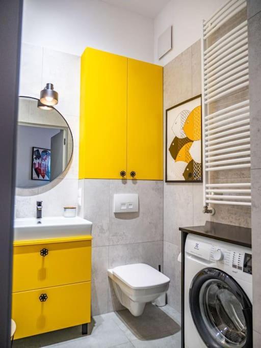 Chic Apartment In Historic Koneser Area Varşovia Exterior foto