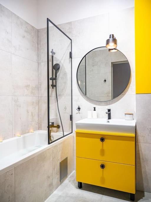 Chic Apartment In Historic Koneser Area Varşovia Exterior foto