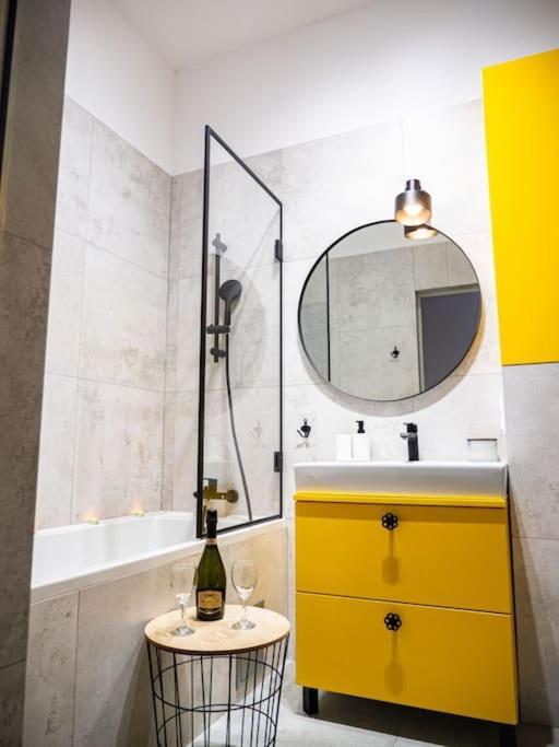Chic Apartment In Historic Koneser Area Varşovia Exterior foto