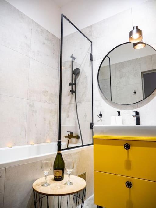 Chic Apartment In Historic Koneser Area Varşovia Exterior foto