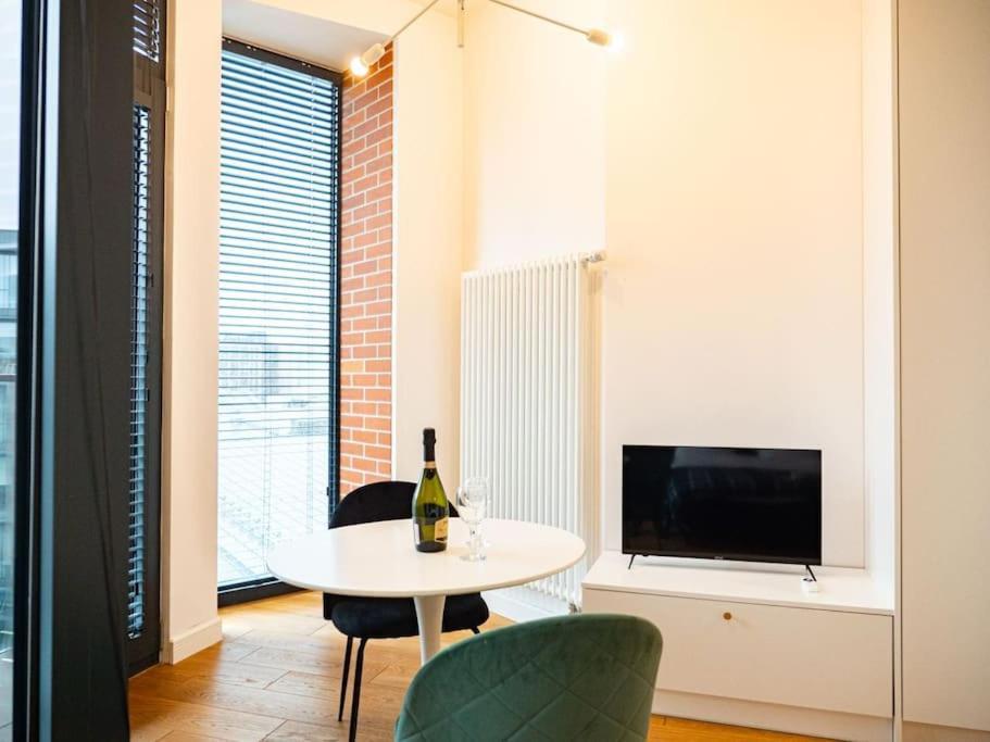 Chic Apartment In Historic Koneser Area Varşovia Exterior foto